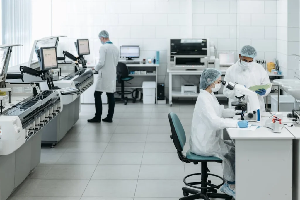 Enfermeras consultando manuales en una tablet